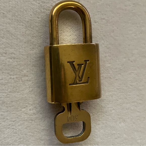 Authentic Louis Vuitton Padlock With Key #304 Gold Finished - Picture 1 of 9